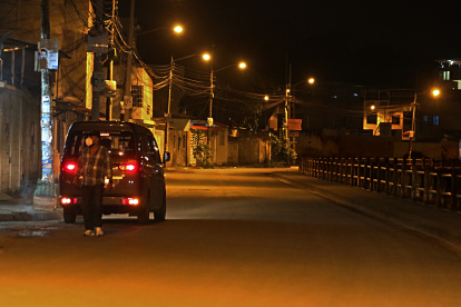 Oscuridad. El canal de aguas lluvias que separa a Las Orquídeas de Los Vergeles permanece a oscuras. Las personas evitan pasar junto a la zanja. Allí se cometen robos a diario, denuncian los residentes.