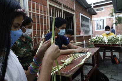 CONFECCION DE RAMOS DE PAJA EN LA IGLESIA DE MUCHO LOTE  PARA LA CELEBRACION DEL DOMINGO DE RAMOS /JIMMY NEGRETE/GUAYAQUIL-ECUADOR