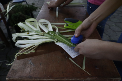 CONFECCION DE RAMOS DE PAJA EN LA IGLESIA DE MUCHO LOTE  PARA LA CELEBRACION DEL DOMINGO DE RAMOS /JIMMY NEGRETE/GUAYAQUIL-ECUADOR