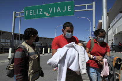 CIUDAD JUÁREZ. Varios migrantes centroamericanos cruzan hacia México por el puente internacional Paso del Norte, después de ser expulsados por agentes de la patrulla fronteriza, el 23 de marzo de 2021.