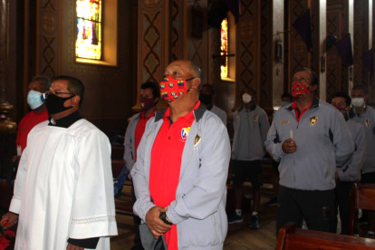 Los integrantes de El Nacional son recibidos por el párroco de El Quinche previo a cada encuentro del torneo de la Serie B. Les aconseja y bendice al finalizar la visita.