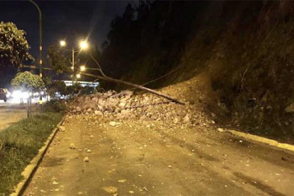 El deslizamiento se dio el domingo de noche pasadas las 21:00, según las autoridades.