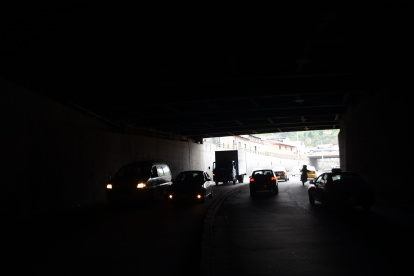 Un promedio de 24.000 autos circula a diario por el túnel. Piden al Cabildo que se repare el daño.