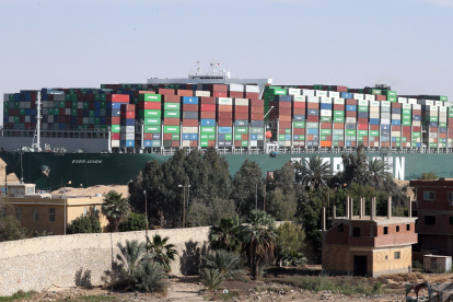 Ismailia (Egypt), 29/03/2021.- The container ship "Ever Given" is moving in the Suez Canal, Egypt, 29 March 2021. The Suez Canal Authority on 29 March said that traffic is to resume after the large container ship "Ever Given" was refloated. The Ever Given ran aground in the Suez Canal on 23 March, causing a huge traffic backlog of ships. (Egipto) EFE/EPA/KHALED ELFIQI Traffic in Suez Canal to resume