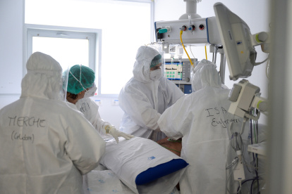 Las camas UCI en la mayoría de los hospitales del país están llenas,