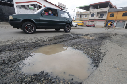 De esta magnitud son los baches en la intersección de la avenida Jaime Roldós y la calle Única.
Agencia (ag-extra)