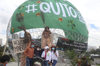 Decenas de personas se concentran en el parque El Arbolito de Quito para protestar.
