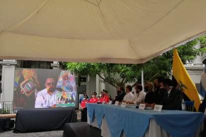 La alcaldesa Cynthia Viteri y el ministro de Salud, Mauro Falconí, en la firma del convenio.