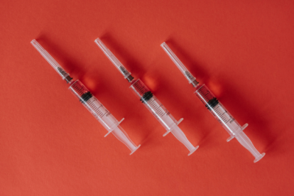 Dolor de cabeza, fiebre, cansancio, molestias en el brazo… Estos son algunos de los efectos secundarios más comunes generados por las vacunas contra el coronavirus.