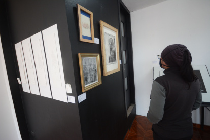 La exposición reúne piezas de reconocidos artistas del grabado y de creadores jóvenes.