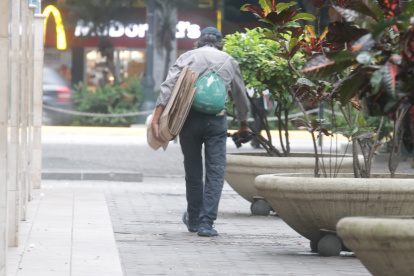 Escenario. Es común ver cómo recicladores duermen en cartones.