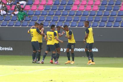 Los seleccionados ecuatorianos celebran uno de los goles frente al cuadro boliviano.