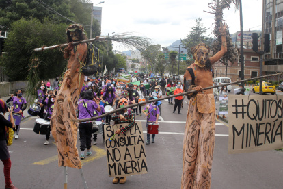 Moradores y dirigentes de seis parroquias se reunieron en el parque El Arbolito, luego avanzaron hacia el MAAE y la Corte Constitucional.