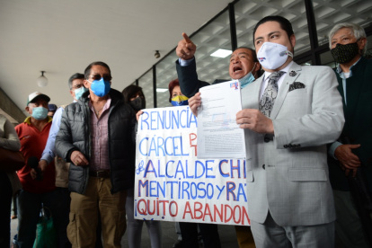 Pedido. Los ciudadanos se presentaron en el Cabildo con pancartas en las que solicitaron la salida del alcalde Jorge Yunda.