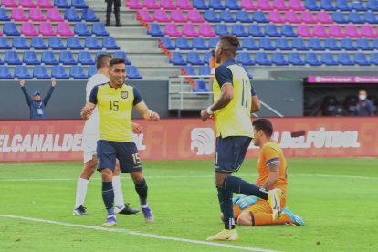 Michael Estrada es felicitado por Ángel Mena tras marcar el segundo gol ante Bolivia