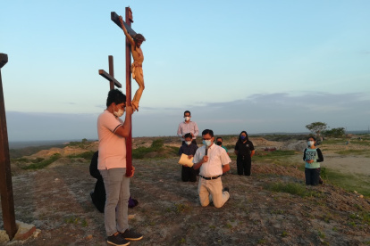 Devoción. En el momento en que se recordó la muerte de Jesús, de rodillas, los asistentes pidieron perdón