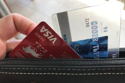 Una persona retira una tarjeta de su bolso de mano en Miami, Florida.