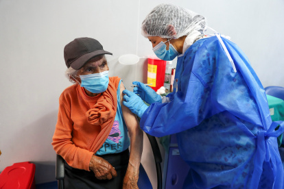Una adulta mayor es vacunada el 25 de marzo de 2021 contra la covid-19, en el Hospital Luz Elena Arismendi de Quito.