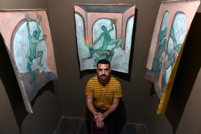 El artista guayaquileño aborda la fluidez de los cuerpos en la exposición, que está abierta al público hasta el 17 de abril.