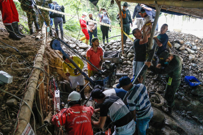 Brigadas de emergencia trabajan para intentar ingresar a una mina de oro de la vereda El Bosque en zona rural de Neira (Colombia).