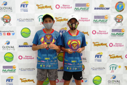 Bruno Cabezas (i) derrotó  a Eduardo Gutiérrez en la categoría 11 años.