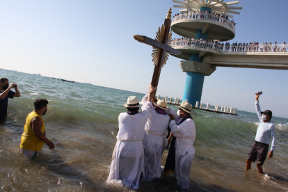 La procesión. Inició a las 16:00 de ayer en el balneario Ballenita.