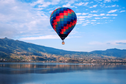 La base de operaciones y mantenimiento de la compañía es en el Lago San Pablo, en la provincia de Imbabura.