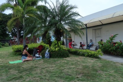 Panorama. Familiares de pacientes esperan en la parte externa de emergencias del Teodoro Maldonado Carbo.