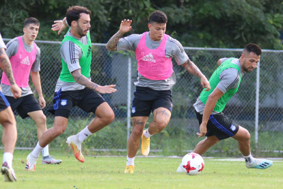 Emelec tendrá el debut de Luca Sosa (a) y contará con Rodríguez (i) y Zapata (d) desde el arranque.