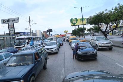 Carros forma tráfico en la avenida Francisco de Orellana.