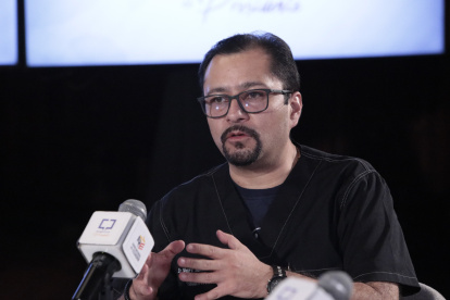 El ministro Mauro Falconí en uno de los programas radiales del presidente.