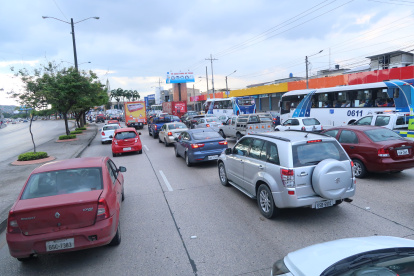 Circulación. Pasadas las 16:00, el tráfico vehicular se intensificó en varias avenidas de la ciudad.