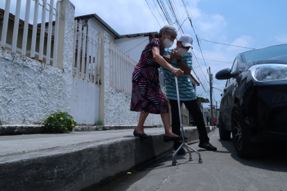 Aceras. Algunas son extremadamente altas, lo que evita que una persona suba o baje de ella con facilidad.