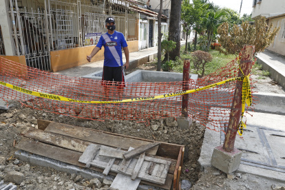 trabajos. A lo largo de la peatonal se observa que se han iniciado los trabajos. Hay una jardinera y tuberías para las aguas lluvias.