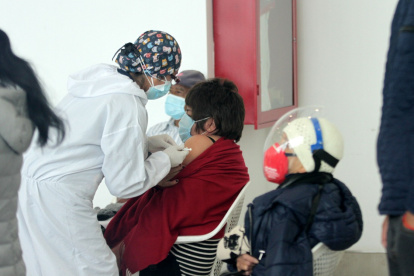 Inmunización. Este miércoles siguió en el Bicentenario la vacunación.
