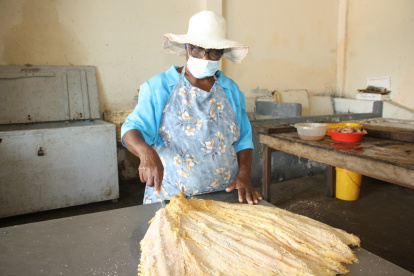 Hábito. Luisa Cifuentes, conocida como ‘La Madrina’, lleva 40 años salando pescado en Santa Rosa