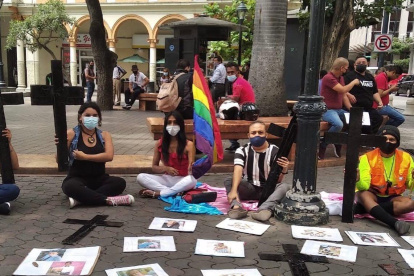 Miembros de la comunidad LGBTI en las afueras de la Fiscalía pidiendo se esclarezcan los casos de asesinatos.