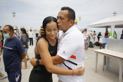 Respaldo. Ariana González, nadadora ecuatoriana, es felicitada por Hólger, su padre, quien es su constante apoyo.