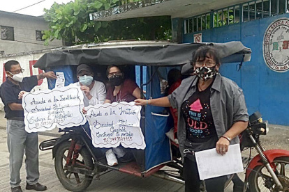 Un grupo de maestros se movilizó en tricimoto en busca de alumnos que no habían entregado las tareas escolares. El vehículo llevaba carteles que alertaban de la búsqueda.