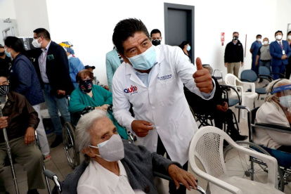 Dosis. En Quito, siguió el proceso de vacunación para adultos mayores.
