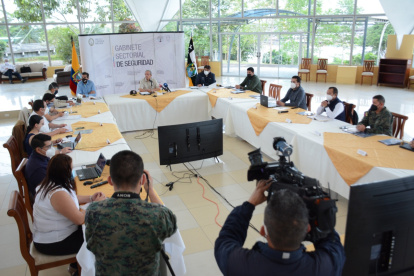 Cita. El ministro de Defensa, Oswaldo Jarrín, en el gabinete de seguridad.