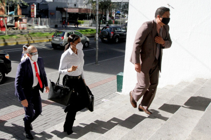 Diligencia. La fiscal Diana Salazar a su llegada a la Corte Nacional de Justicia para el tercer día de juicio.