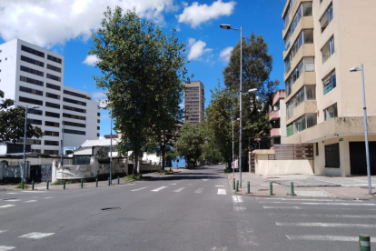 Situación. Pocos transeúntes, escasa circulación vehicular, ha sido la tónica en este primer día de estado de excepción en Quito.
