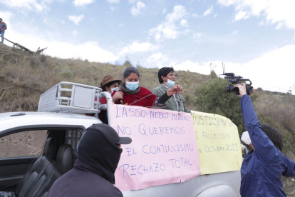 Algunos pobladores rechazan la visita de Guillermo Lasso a Guamote, con carteles en mano.