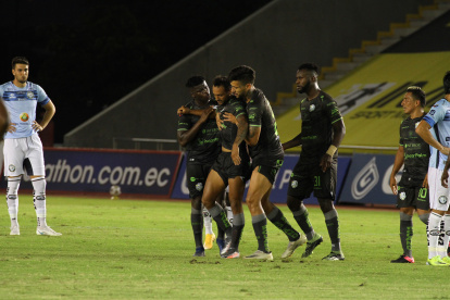 Los jugadores de Orense tratan de calmar a Sebastián Assis tras ver la tarjeta roja.