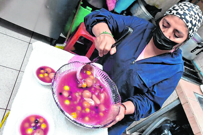 Rosa Tenezaca elabora el platillo con doce frutas y especias. La porción cuesta $ 1.50, y se puede servir como bebida o acompañamiento.