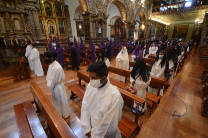 Veinte alumnos del colegio San Andrés participaron en la miniprocesión que se realizó en los pasillos y claustros del convento