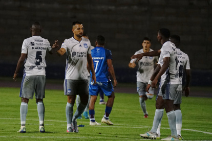 Aníbal Leguizamón (c) marcó el primer tanto de los azules en suelo riobambeño.