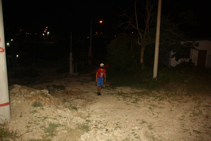 La oscuridad y la falta de rondas policiales han jugado en contra del encanto de Ballenita, que registra robos a domicilio y asaltos.