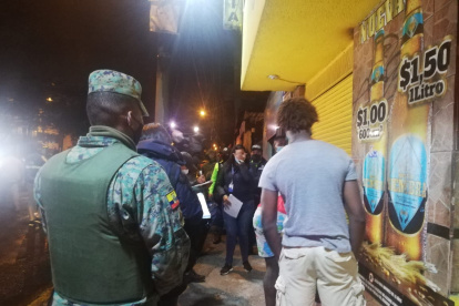 El toque de queda se incumple en Quito.